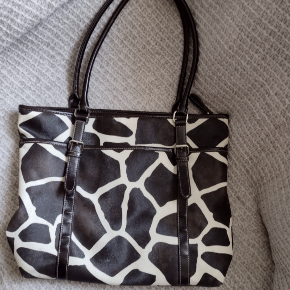 Nine & Co. Giraffe Print Tote